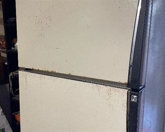 Refrigerator in Garage Amara $150