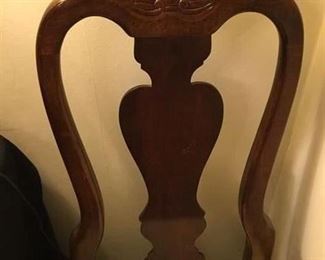 1 SIDE CHAIR OF SET OF 6 IN THE QUEEN ANNE STYLE WITH SHELL CARVING