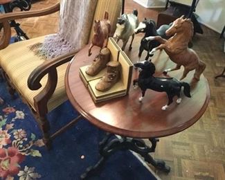GROUP OF HORSES AND BOOKENDS ON PUB TABLE