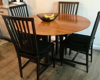 Great round table with 4 black slat-back chairs