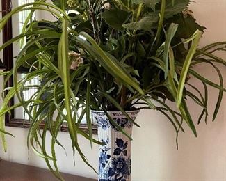 Delft blue and white vase with floral