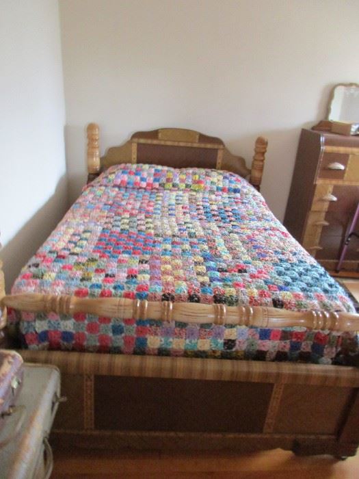 BED, WITH 2 DRESSERS