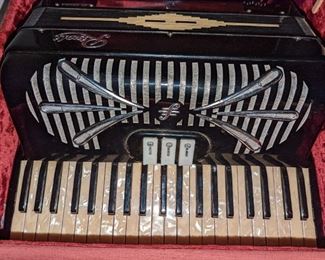 Price Reduced! ACCORDIAN -RIVOLI BY SONOLA  -MODEL # R241 -MADE IN ITALY -CASE 
Excellent condition! Price has been reduced!