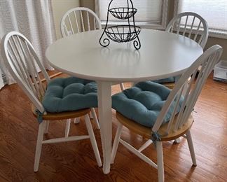 Round Wood Table w/4 Chairs