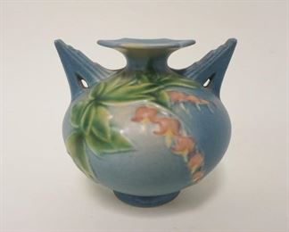1020 ROSEVILLE BLUE BLEEDING HEART VASE, APPROXIMATELY 4 1/2 IN HIGH