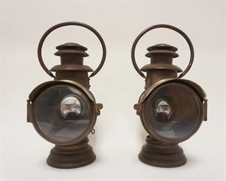 1093 ANTIQUE BRASS CARRIAGE LANTERN PAIR CALLED THE *NEVER OUT* ROSE MFG CO, PAHILADELPHIA, EACH HAVING INDEPENDENT R/C MOUNTING FRACKETS, ONE WICK RAISING KNOB MISSING, APPROXIMATELY 14 1/4 IN HIGH