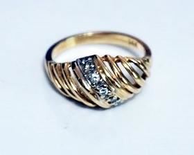 1290 14K WOMENS RING WITH DIAMOND STONE CHIPS, SIZE 4 3/4, 1.86 DWT INCLUDING STONES