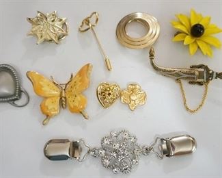 1304 LADIES COSTUME JEWELRY INCLUDING PINS, STICK PIN, SCARF CLASPS AND GIRL SCOUT PIN