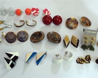 1309 LOT OF COSTUME EARRINGS
