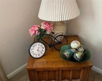 beautiful side tables, lamps, decore