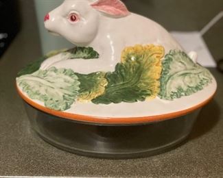 Adorable Vietri bunny covered pie plate. Oven safe. 