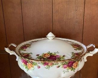 ROYAL ALBERT "OLD COUNTRY ROSES" SERVICE FOR 12+