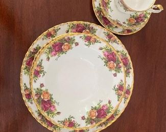 ROYAL ALBERT "OLD COUNTRY ROSES" SERVICE FOR 12+