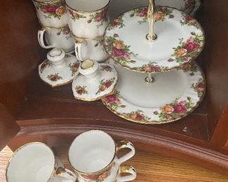 ROYAL ALBERT "OLD COUNTRY ROSES" SERVICE FOR 12+