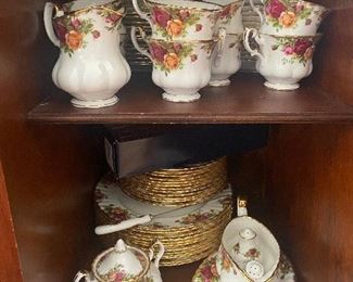 ROYAL ALBERT "OLD COUNTRY ROSES" SERVICE FOR 12+