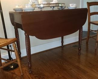 Antique American Federal style mahogany dropleaf table