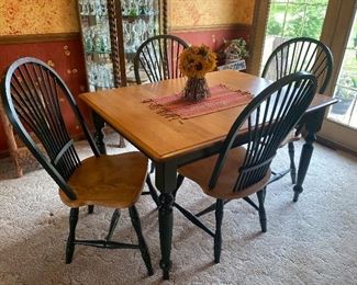 Kitchen Table, 4 Chairs & Bench
