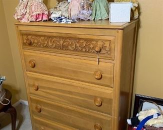 dresser, dolls