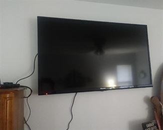 TV with remote works great