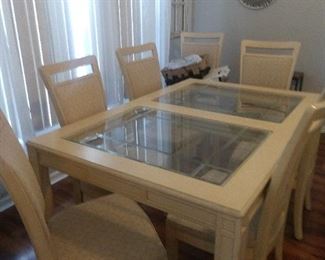 (Dining table pads included)