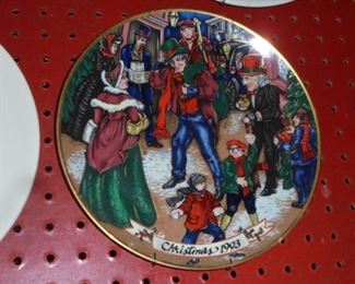 Characters plate w/gold rim 1993