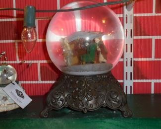 Large snow globe musical 