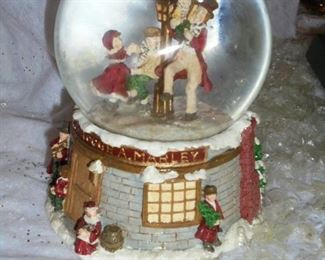 Musical snow globe