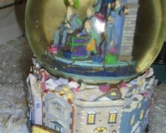 Musical snow globe