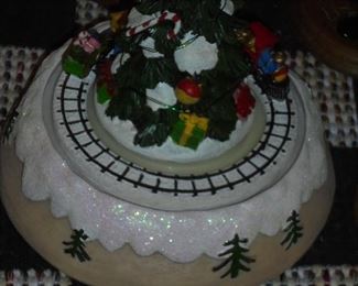 Mechanical Christmas tree w/train 