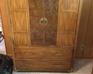 Beautiful Thomasville cabinet/chest with drawers