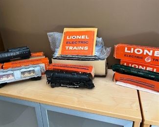 VINTAGE LIONEL TRAINS AND ACCESSORIES 