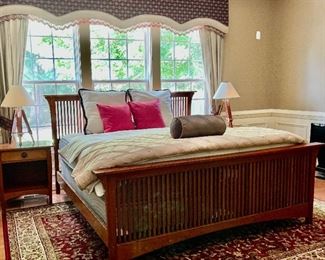 STICKLEY KING BEDFRAME, AND A PAIR OF STICKLEY BEDSIDE CHESTS WITH DRAWER, MISSION/CRAFTSMAN STYLE