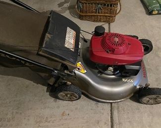 HONDA Mower HRN216VKA. w/ self-propel system combined with a Smart Drive handle (It can reach speeds up to 4 mph) -- Grass bag included; Mower like new 