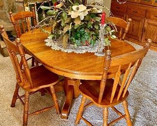 Excellent Dining/Kitchen Oak table & chairs.