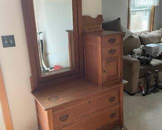 Gentlemans Dresser with Standup Mirror