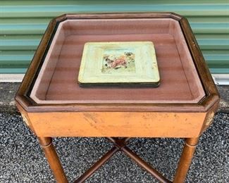 Bijouterie Display Table