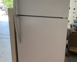 Kenmore Garage Fridge Refrigerator/Freezer  253.6880201E	66 x 30 x 33in	HxWxD
