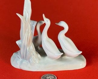 Lladro NAO Group of Three Ducks / Geese Porcelain Figurine	5x5x2.5in	HxWxD
