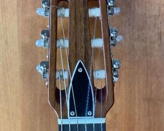 1975 Vintage Ovation Balladeer Model 1122-4 Nylon String Classical Guitar	Case: 8x17x43in	
