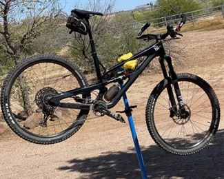 2020 YT Industries Jeffsy Core 3 29 Carbon Fiber Full Suspension Mountain Bike BLACK MAGIC Xl Center of Crank to Seat post top: 23in