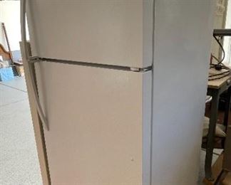 Kenmore Garage Fridge Refrigerator/Freezer 253.6880201E 66 x 30 x 33in HxWxD