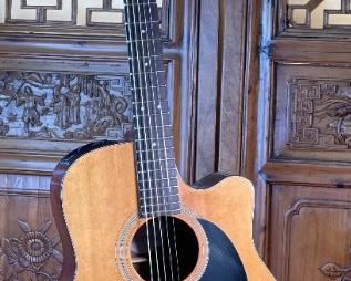 Takamine EG-330C Acoustic Electric Guitar In Hard Case Case: 6.5x19.5x44.5in HxWxD