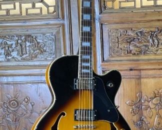 Cort Yorktown Hollow Body Guitar w/ Soft Case 42x17x5in HxWxD