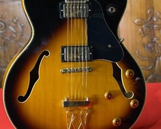 Cort Yorktown Hollow Body Guitar w/ Soft Case 42x17x5in HxWxD