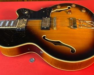 Cort Yorktown Hollow Body Guitar w/ Soft Case 42x17x5in HxWxD