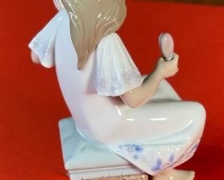 Lladro 5678 I Feel Pretty Girl With Mirror Porcelain Figurine 6.5x3x3in
