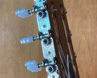 1975 Vintage Ovation Balladeer Model 1122-4 Nylon String Classical Guitar Case: 8x17x43in