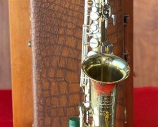 Vintage F.E. Olds & Son The Parisian Ambassador Alto Saxophone Case: 25x6x10.5in