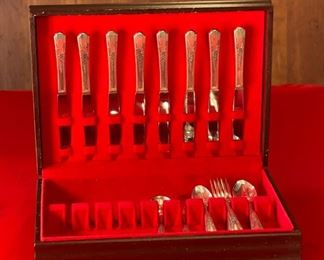 34pc Simeon L & George H Rogers Jasmine Silver Plate Flatware Set Silverware Case: 3x15x10.5in