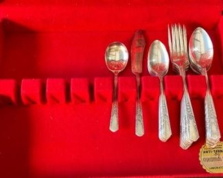 34pc Simeon L & George H Rogers Jasmine Silver Plate Flatware Set Silverware Case: 3x15x10.5in